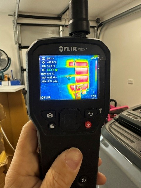 FLIR thermal image showing ThermaDoor insulated panel cool versus uninsulated garage door panels at 47.6°C — Melbourne